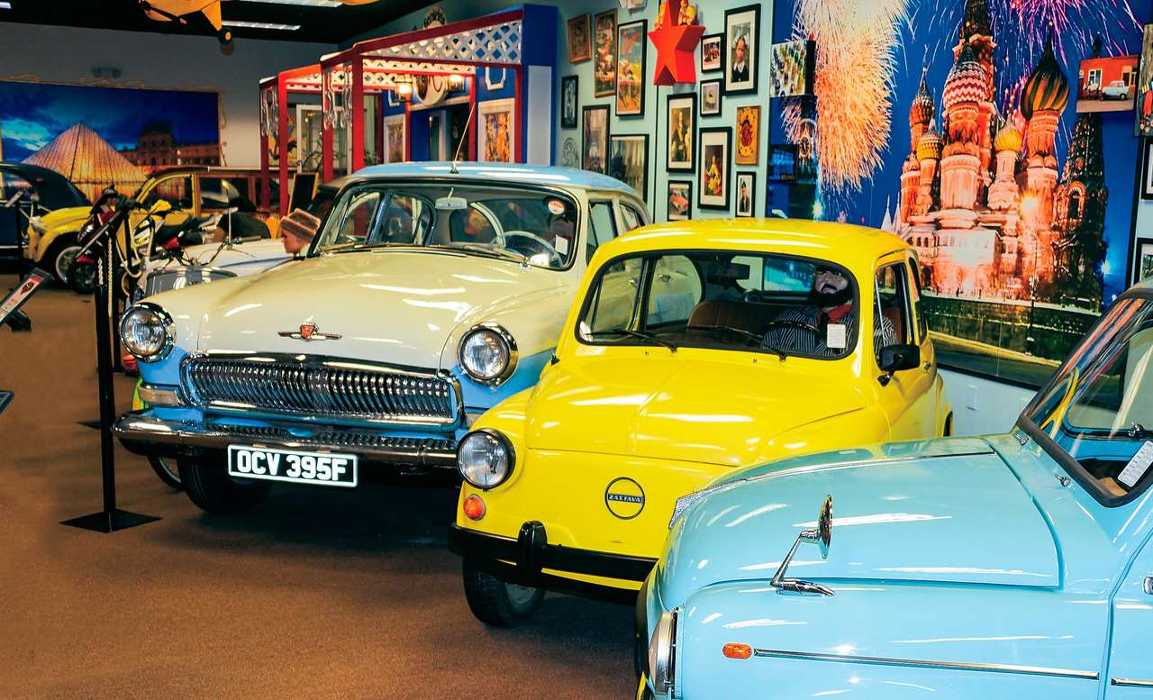 «How are you, земляки! Каким бы ветром ни занесло вас в Майами, я рад встрече!» Голубой ЗАЗ‑965А в экспортном исполнении был известен за рубежом под именем Jalta. Ярко-желтая Застава – лицензионная копия малыша Fiat 600 из Югославии. Ну а Волга удивила сочетанием английского номера с «континентальным» расположением руля.