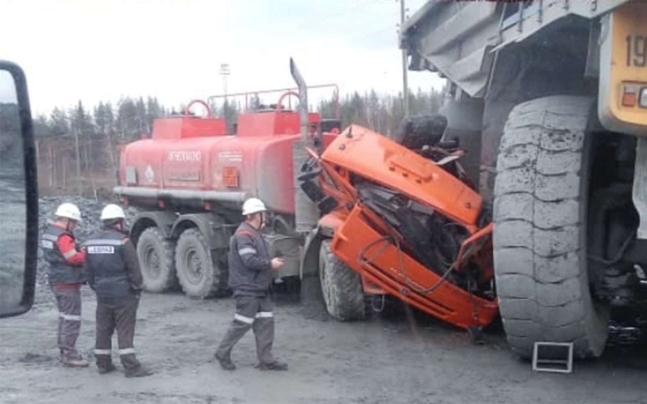 Нелепое происшествие — БЕЛАЗ наехал на КАМАЗ