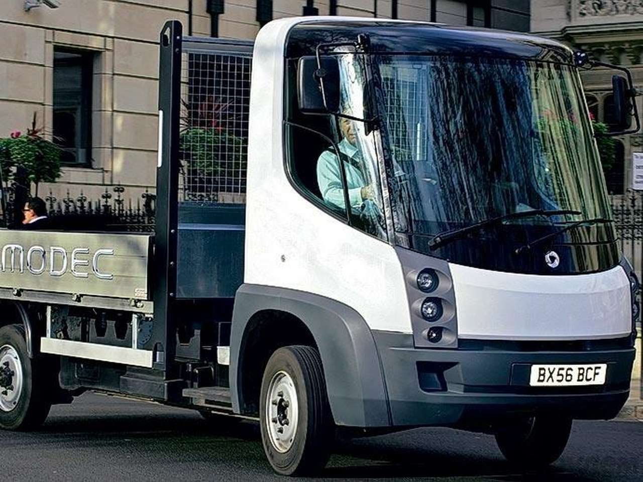 Такие грузовички  в небольшом количестве переводят на электротягу в Англии.