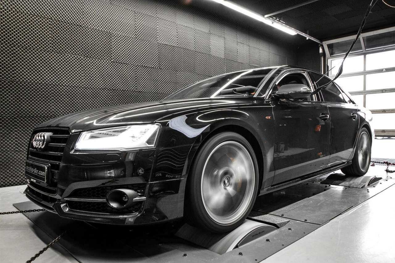 Audi S8 plus рассказала страшную сказку на ночь