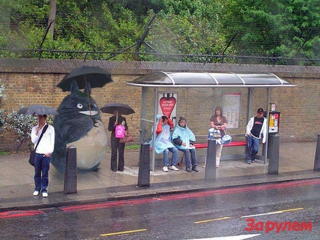 Обезопасить людей на остановках предлагают с помощью защитных столбиков