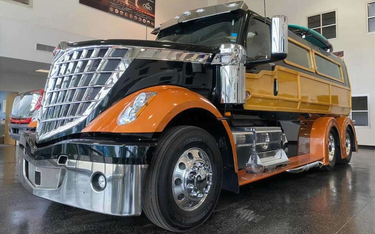 Из американского тягача сделали суперавтомобиль для путешествий