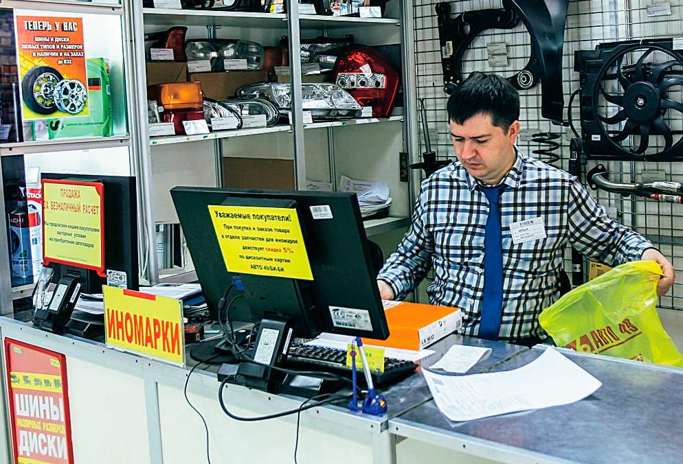 Продавец автомагазина. Магазин запчастей продавец. Менеджер склада. Магазин автозапчастей продавец. Магазине автозапчастей консультант.