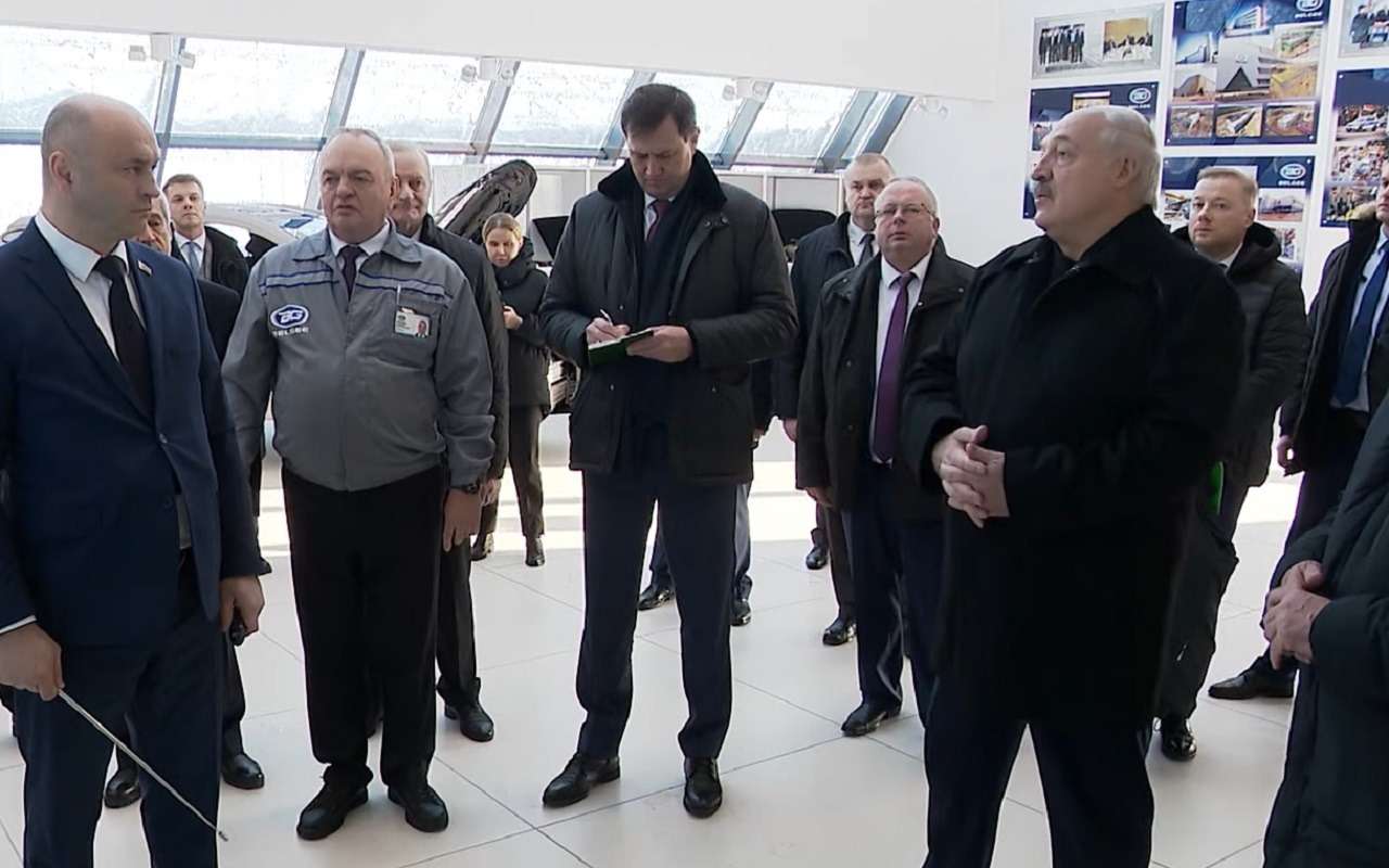 Александр Лукашенко во время посещения предприятия «Белджи»