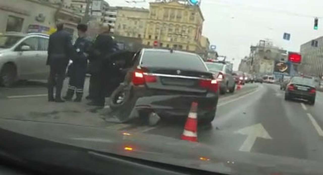 BMW 7-й серии из администрации президента устроил аварию в Москве