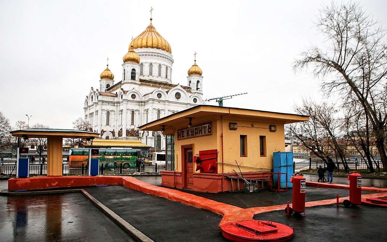 Уникальную Кремлевскую АЗС демонтируют ради концертного зала