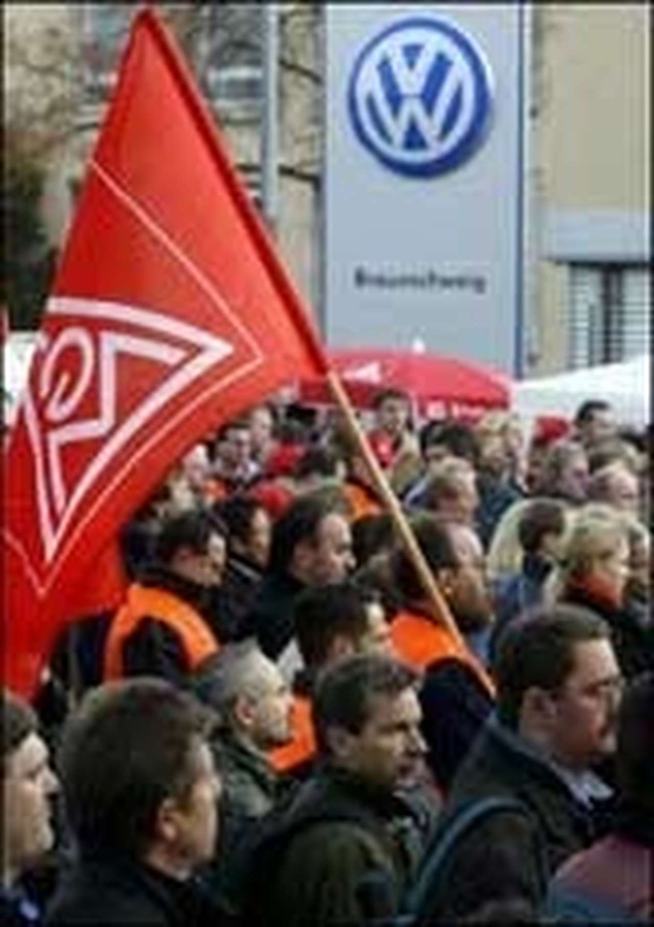 Рабочие VW отказались от повышения зарплаты