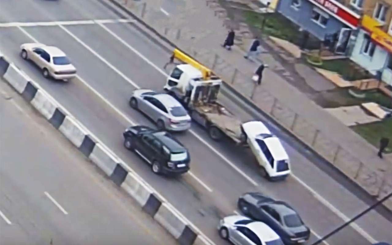 Эвакуатор в Красноярске «забыл» машину на шоссе