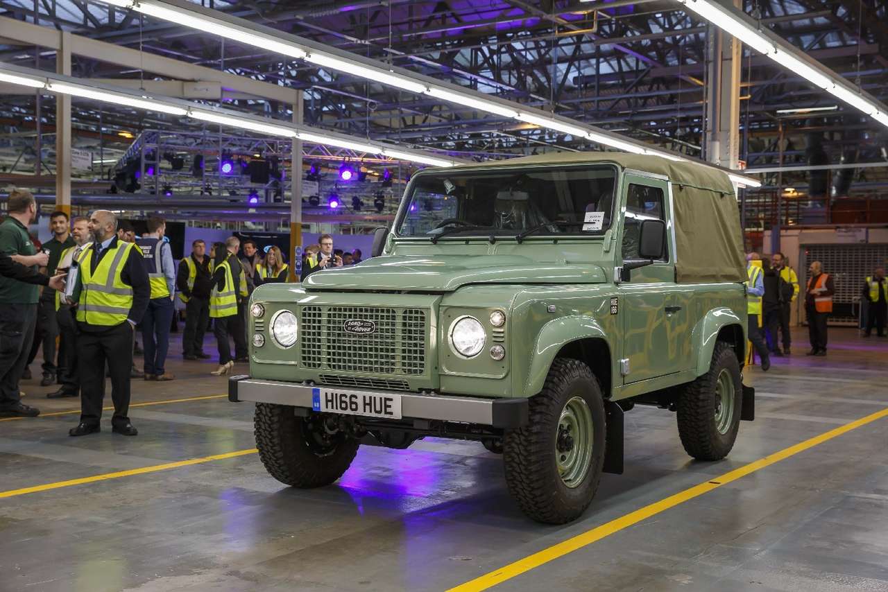 Land Rover Defender проводили с почестями
