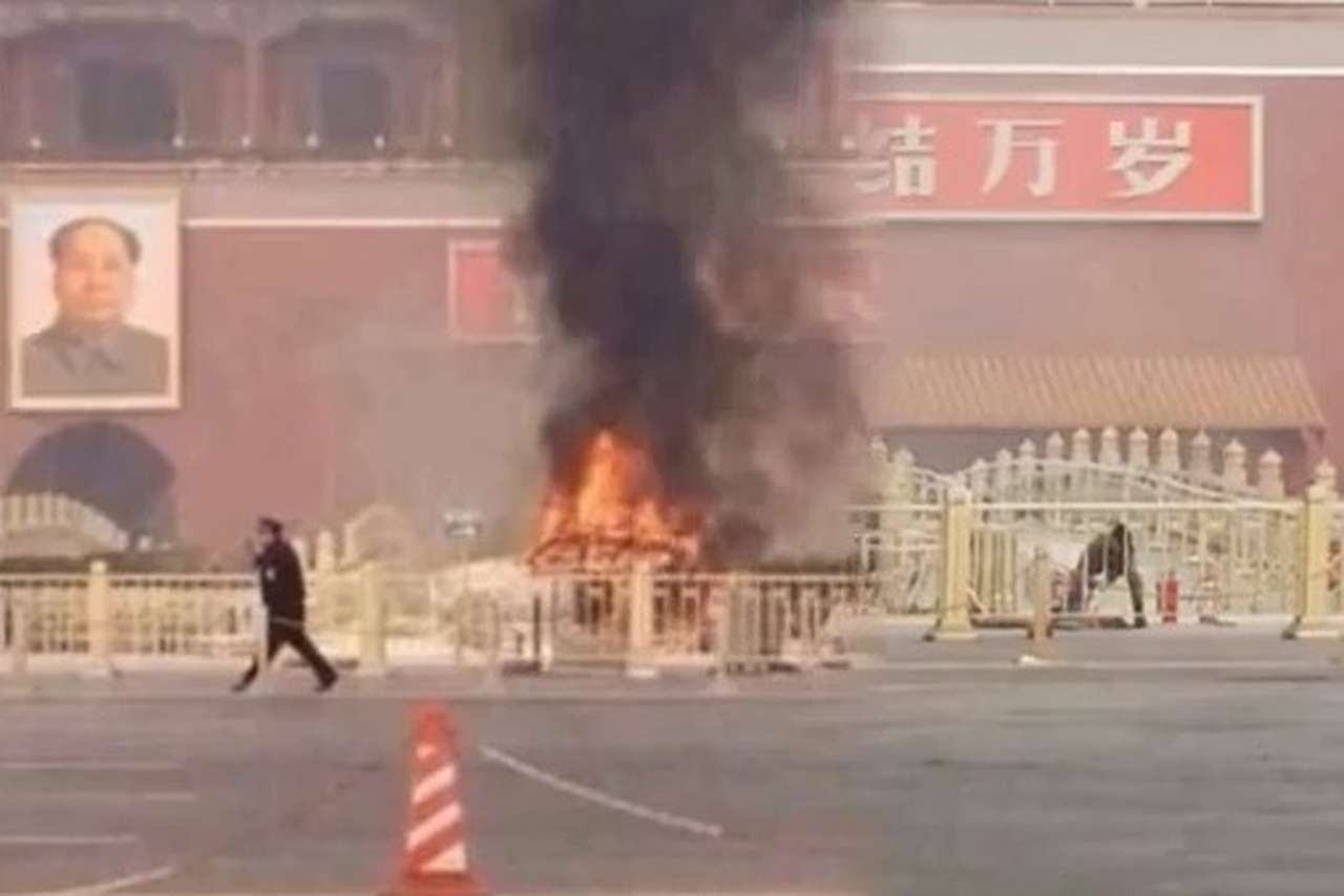 В Пекине вседорожник врезался в толпу и сгорел