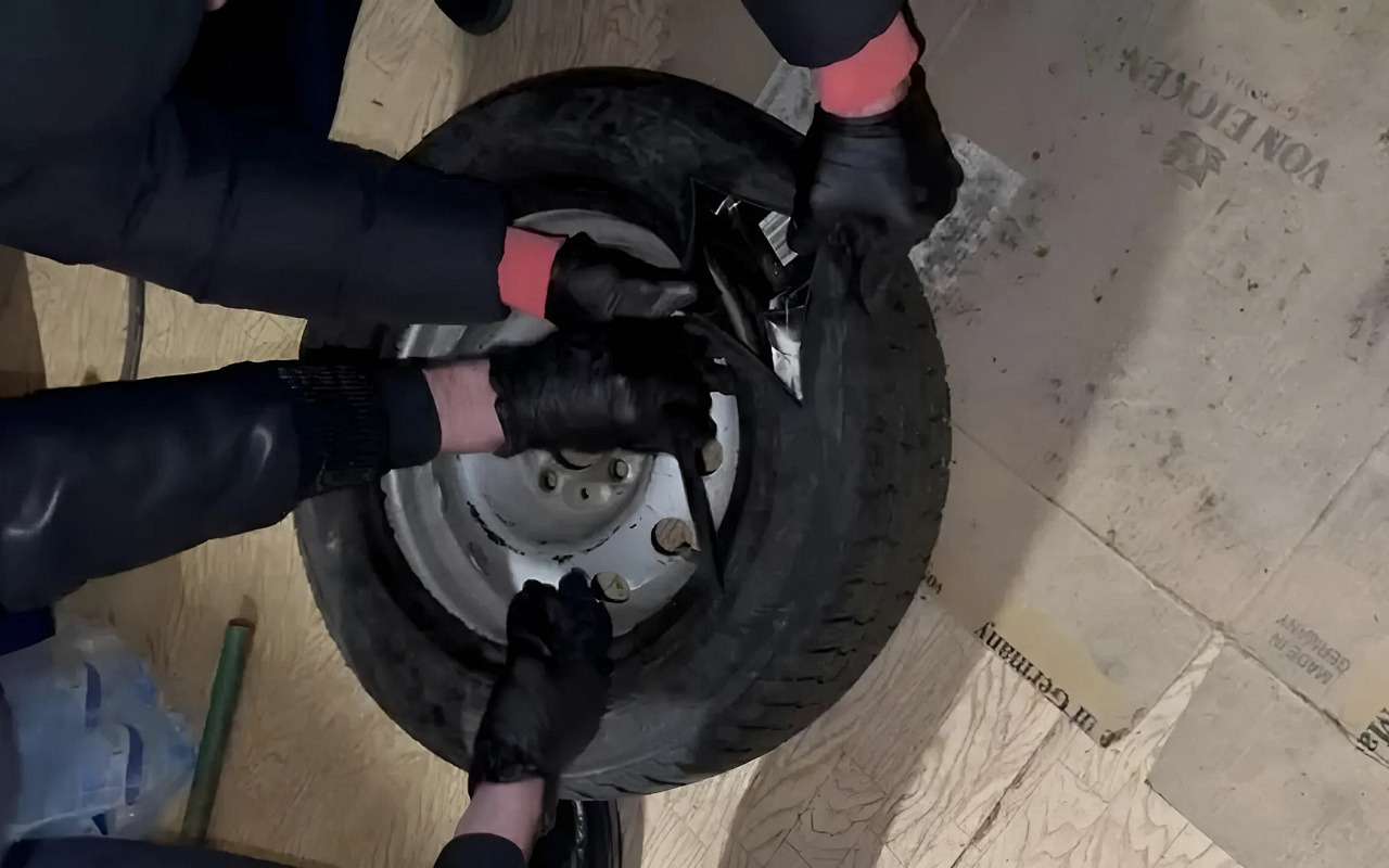 Пачками с товаром были забиты все четыре покрышки машины