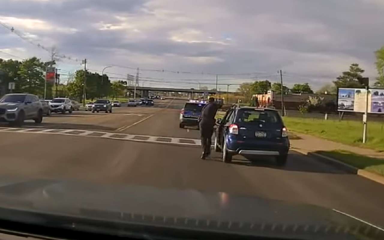 Водителю стало плохо за рулем. Вот что сделал полицейский