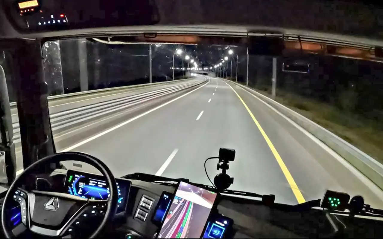 Вид из кабины беспилотного тягача Sitrak.