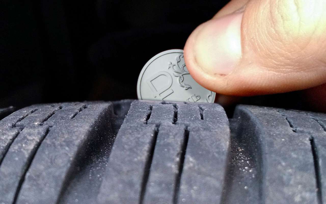 Штраф за слишком малую глубину рисунка протектора предусмотрен давно, однако этот параметр инспекторы ГИБДД практически не контролируют.