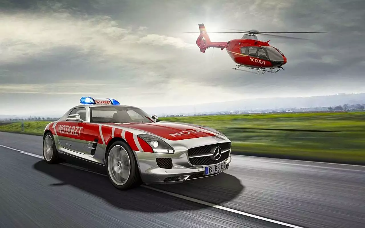 Самый быстрый санитарный автомобиль в мире – Mercedes-Benz SLS AMG. Двигатель в 571 л.с. позволяет развить 100 км/ч за 3,8 с, максималка – 317 км/ч. Правда, это всего лишь концепт, показанный в 2011-м.
