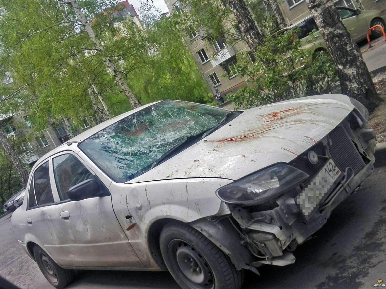 Бьет - значит любит: мужчина голыми руками разнес автомобиль подруги