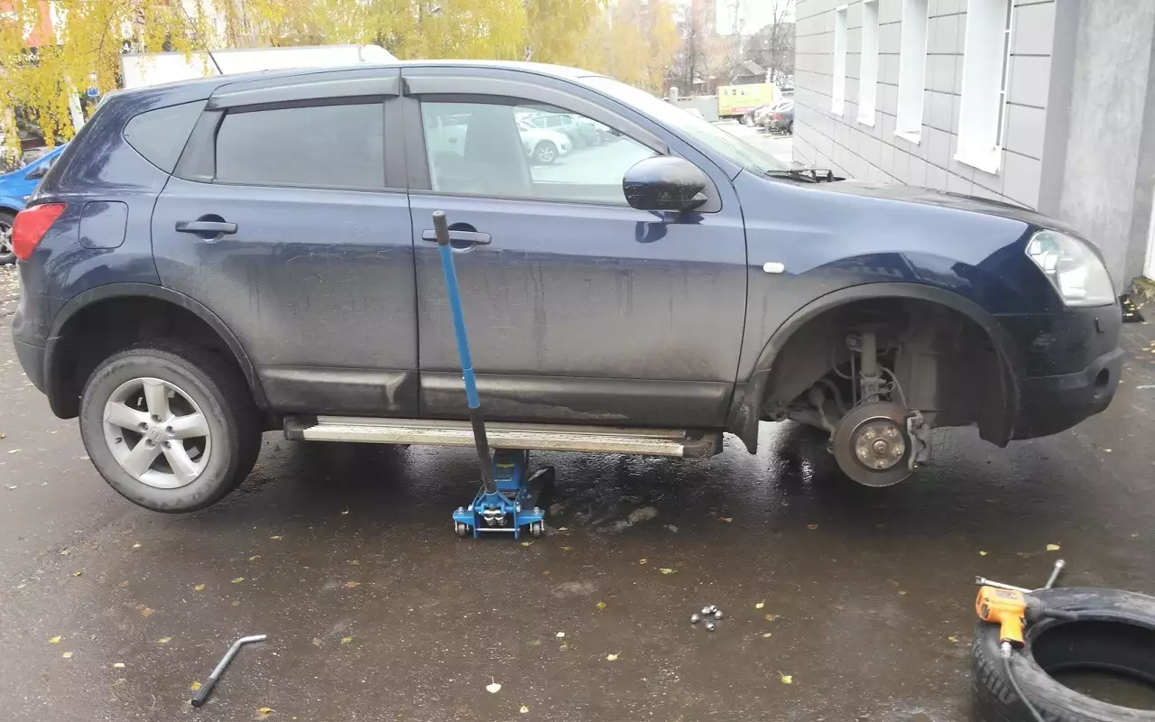 Так машину поднимать нельзя.
