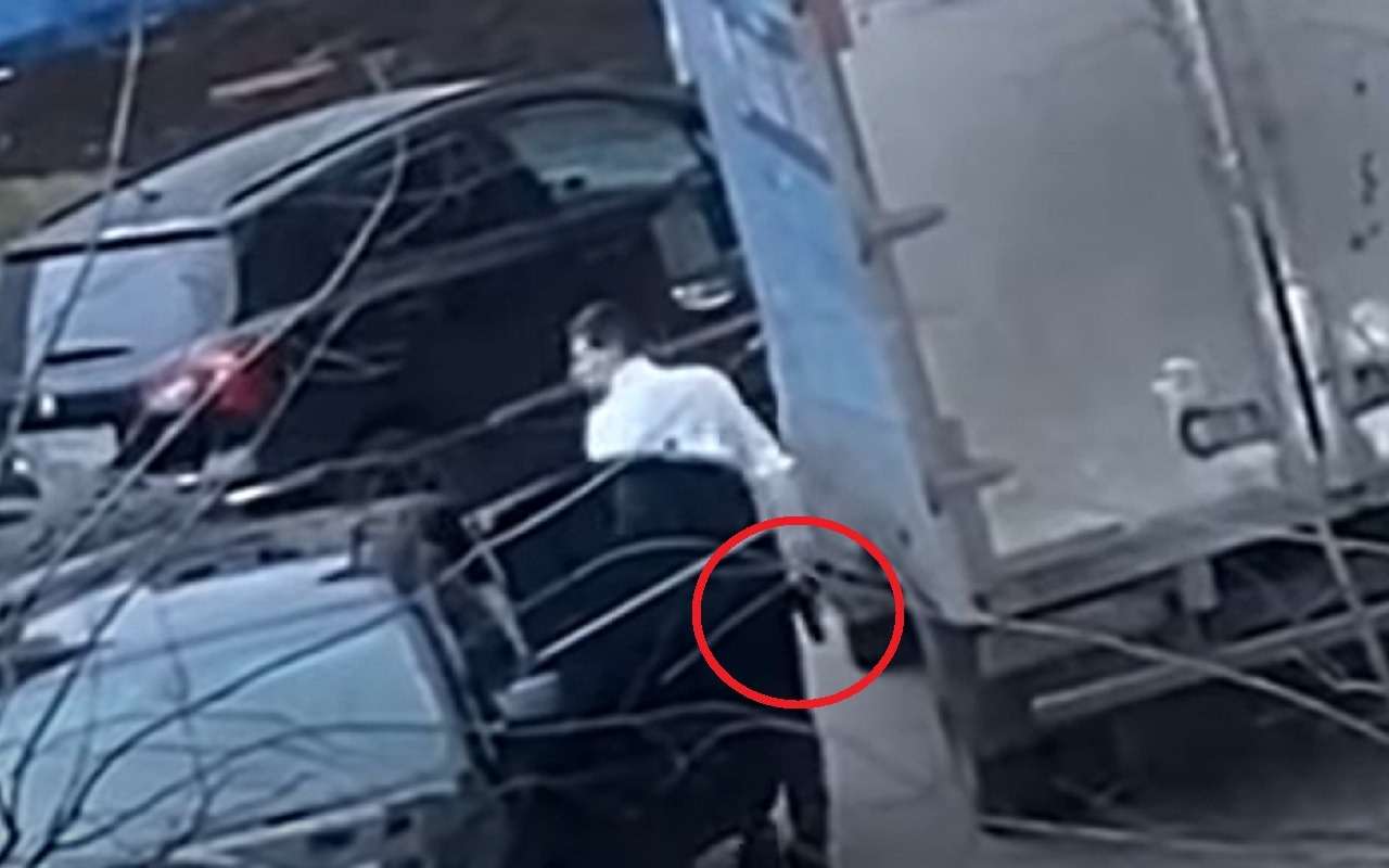 BMW не поделил парковку с ГАЗелью: в ход пошел пистолет (видео)