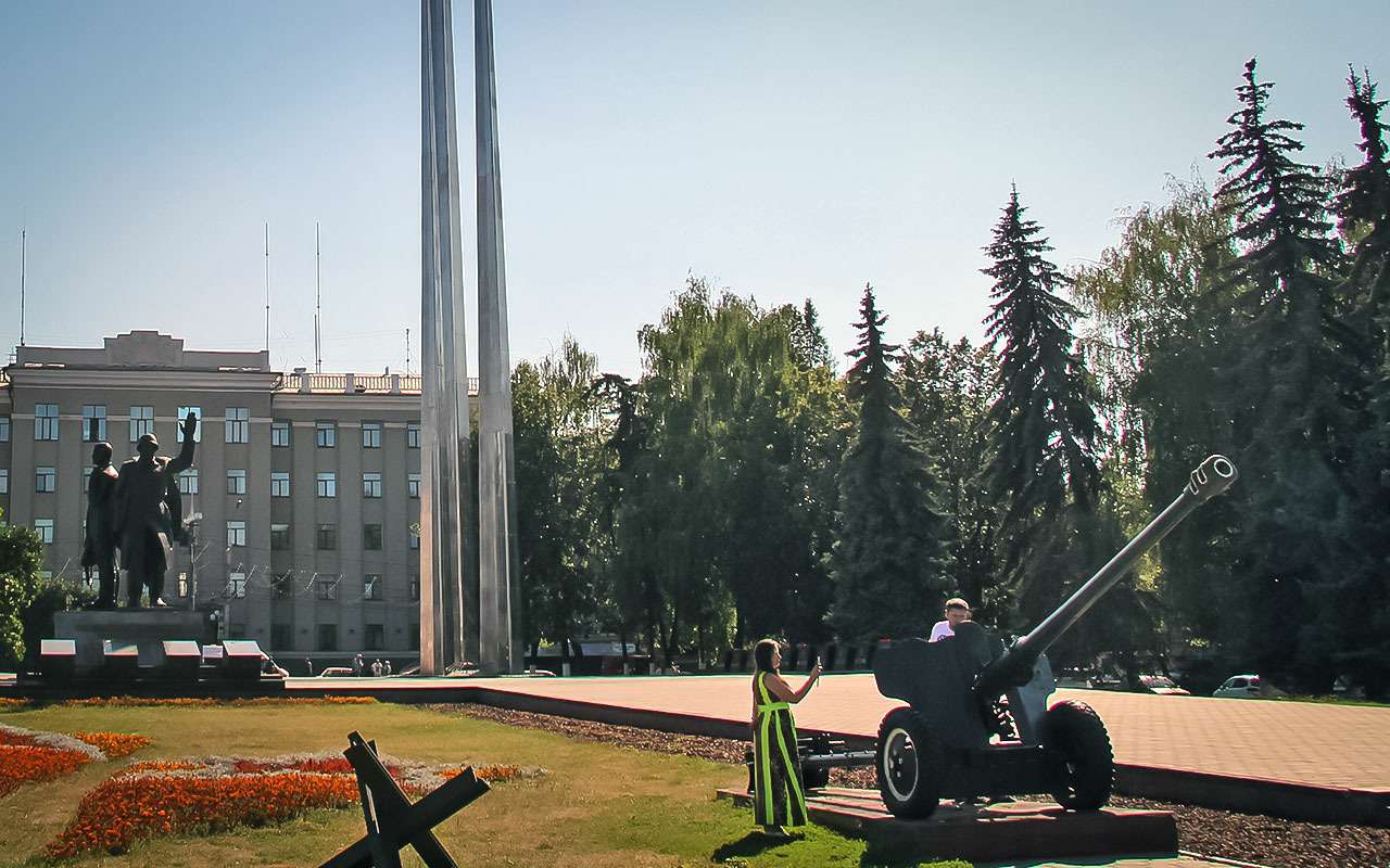 Самом тула. Мемориальный комплекс три штыка Тула. Памятник три штыка в Туле. Тула монумент площадь Победы. Площадь 3 штыка Тула.