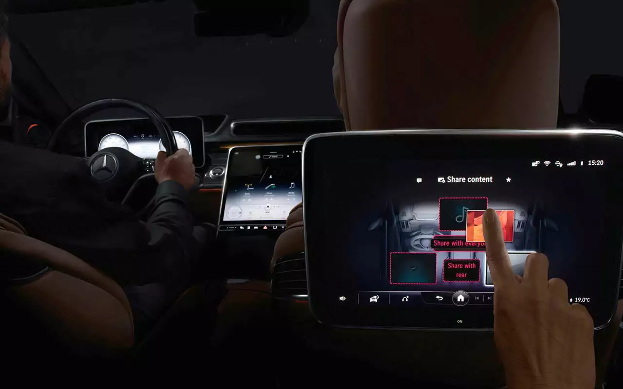 Салон нового Mercedes S-класса получил пять мониторов