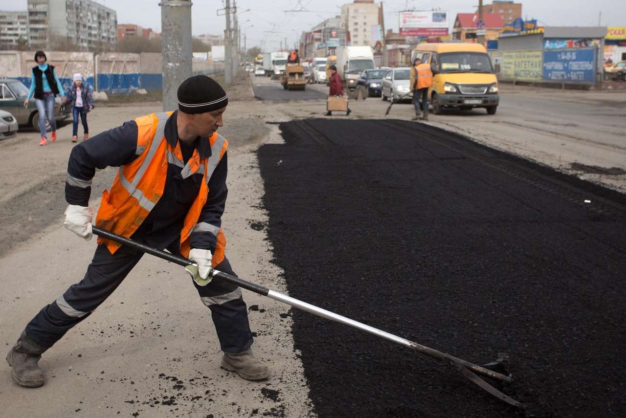 Ямочный ремонт дорог в Омске. Фото: Дмитрий Феоктистов/ТАСС