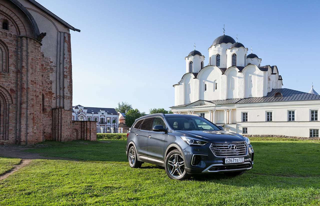 Grand Santa Fe на фоне Новгородской Софии смотрится элегантно.