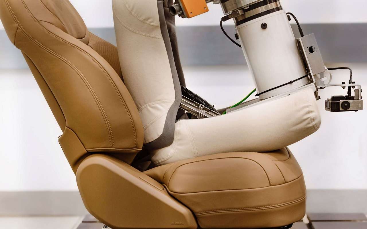 Jaguar Land Rover испытывает сиденья с помощью «железной попы»