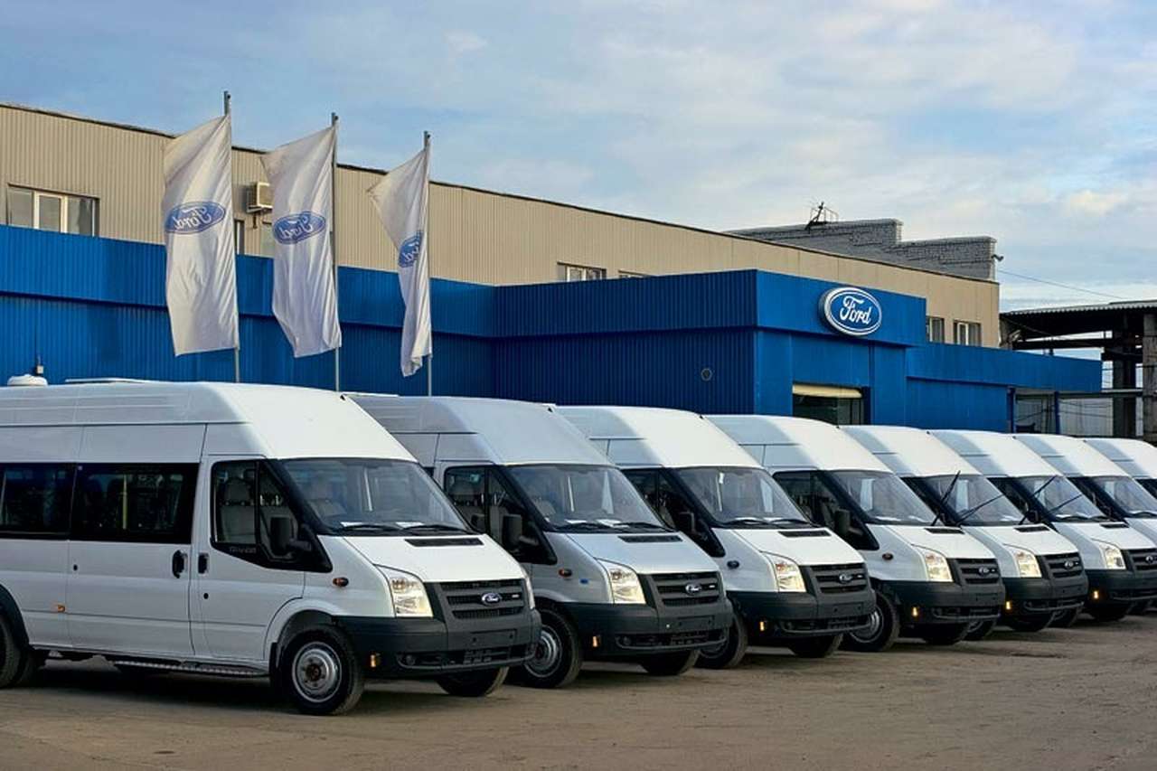 Несмотря на значительные переделки, нижегородский микроавтобус сохраняет эмблему и гарантии компании «Форд».