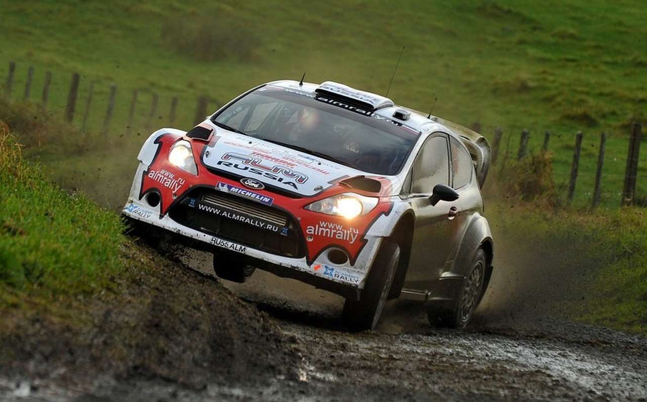 Нестабильный молодой пилот, совершающий слишком много ошибок? Слова, которые были актуальны еще в прошлом сезоне, теперь не имеют к Евгению Новикову никакого отношения. Фото - ALM Rally