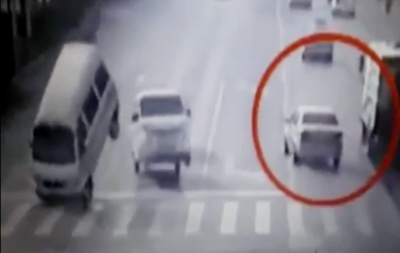 Китайский полтергейст шалит на дороге (ВИДЕО)