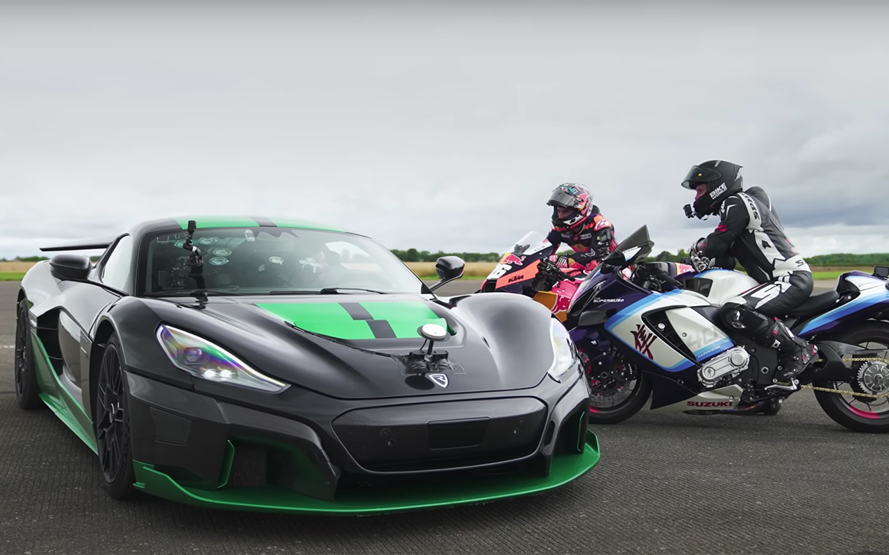 Самый быстрый суперкар решил потягаться с мотоциклами