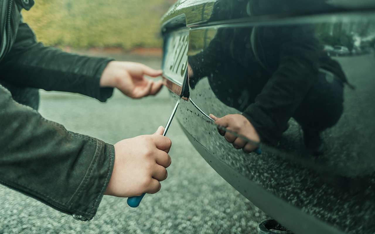 Сохранил номер со старой машины — теперь мне его не отдают