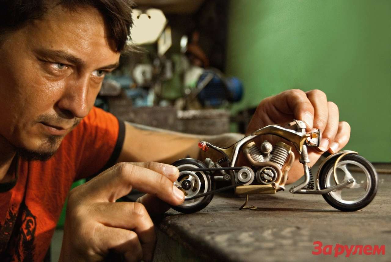 Владислав Кривоносов (Кривой) работает токарем на АвтоВАЗе. Любит путешествовать по России на своем СВ-750.