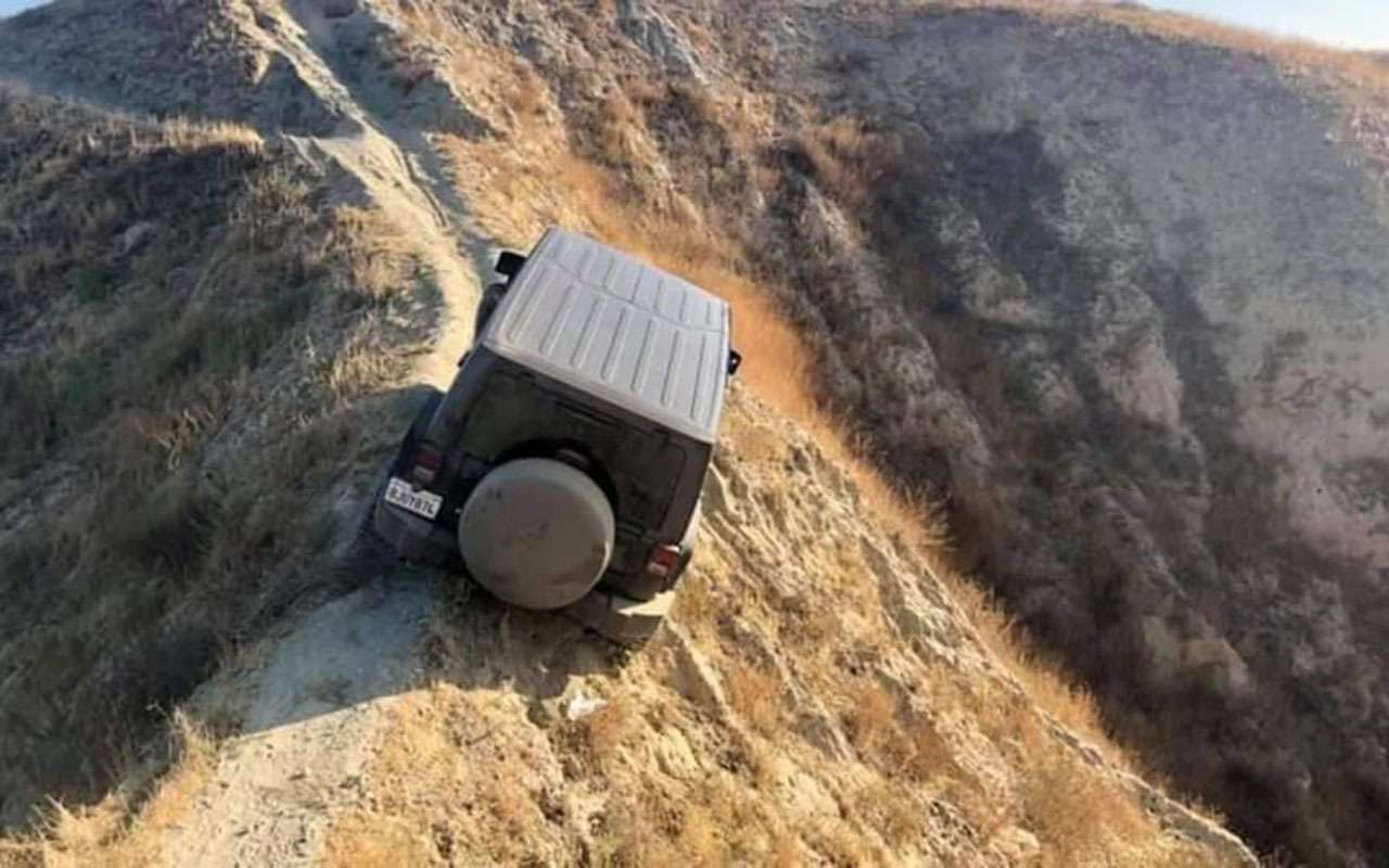 Jeep Wrangler застрял на горе