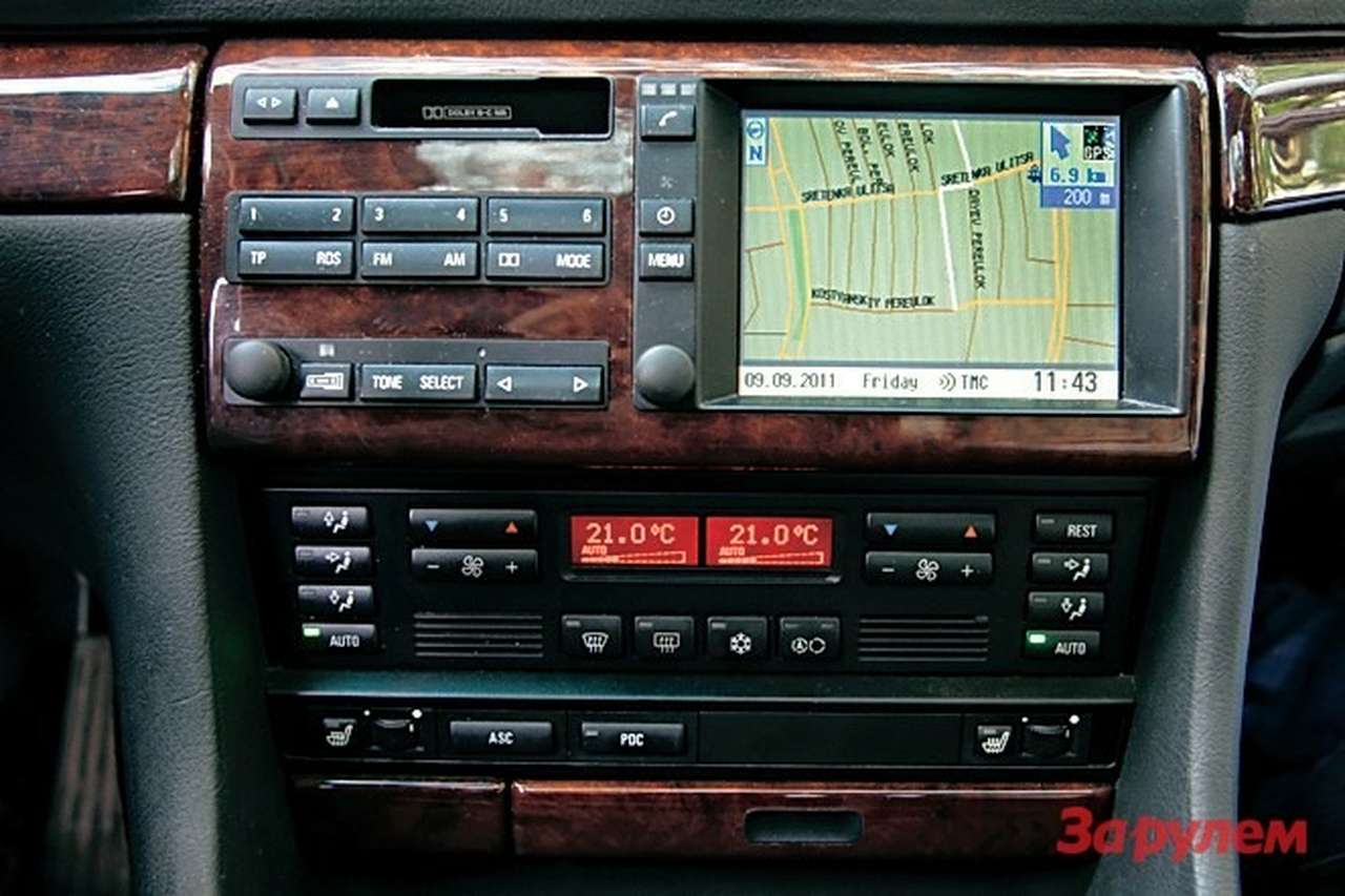 Во второй половине 90-х годов прошлого века кассетная дека нередко соседствовала с экраном спутниковой навигации.
