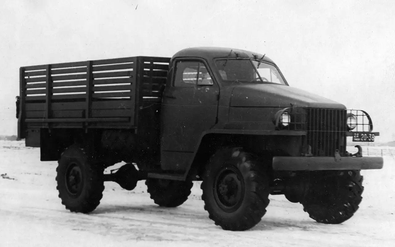 Опытный образец полноприводного ГАЗ-63 1944 года с временной кабиной американского Studebaker. Машина была рассчитана на 2000 кг груза, а при поездках по грунтовым дорогам – на 1500 кг. Серийный выпуск начали в 1948-м.
