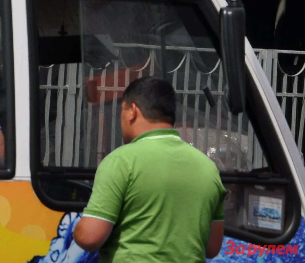 Запрет на работу водителем с национальными правами перенесли