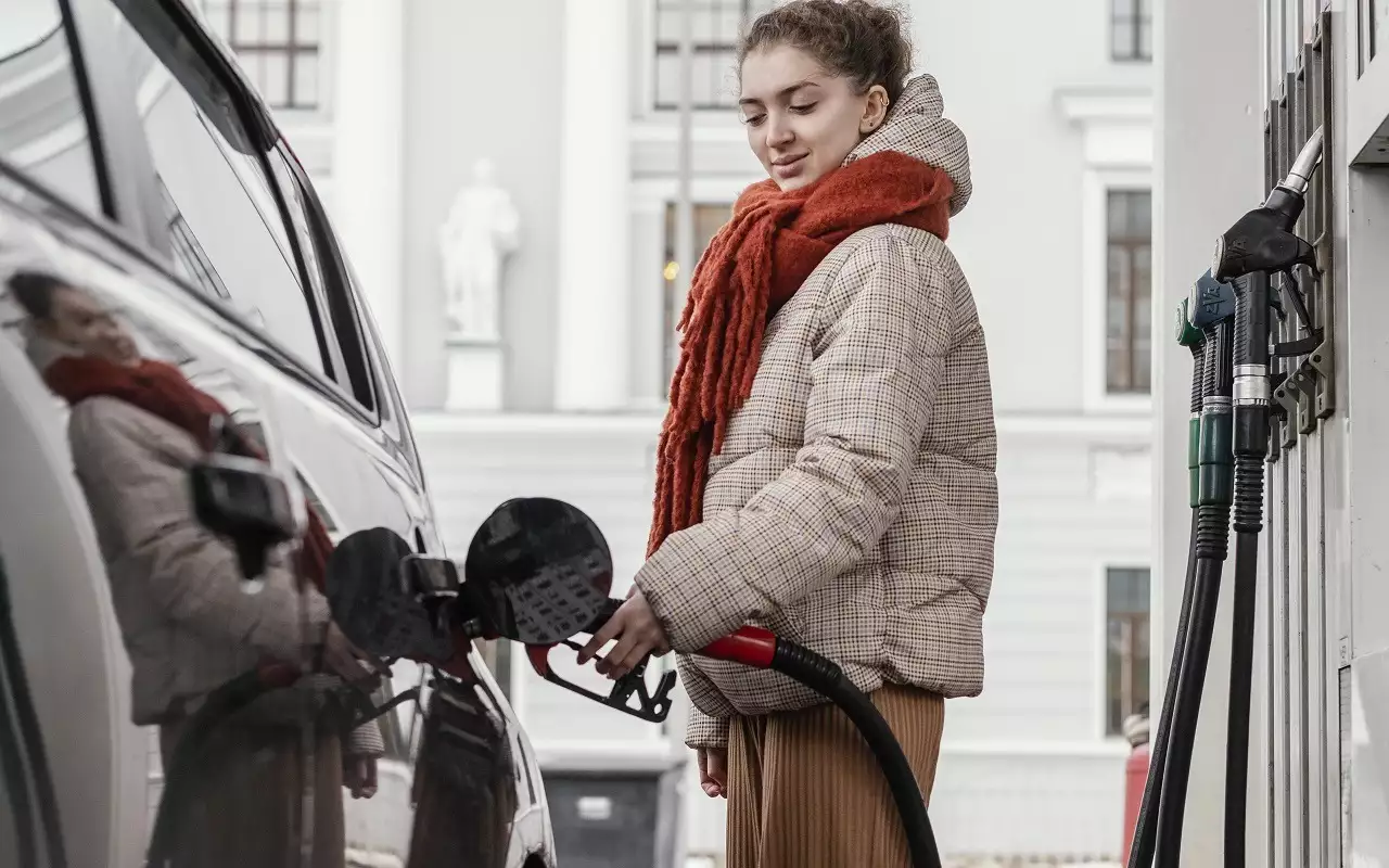 В России ввели штрафы за продажу бензина подросткам