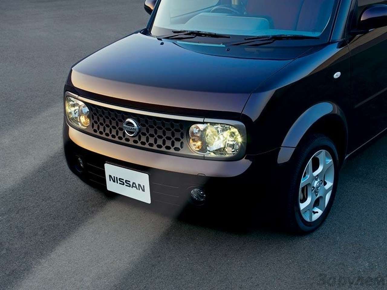 В Японии нет правила, обязывающего постоянно ездить с ближним светом фар, потому «Ниссан» разработал «Смарт Ауто Хедлайт», учитывающую погоду и видимость только для того, чтобы вовремя включать фары (вверху).