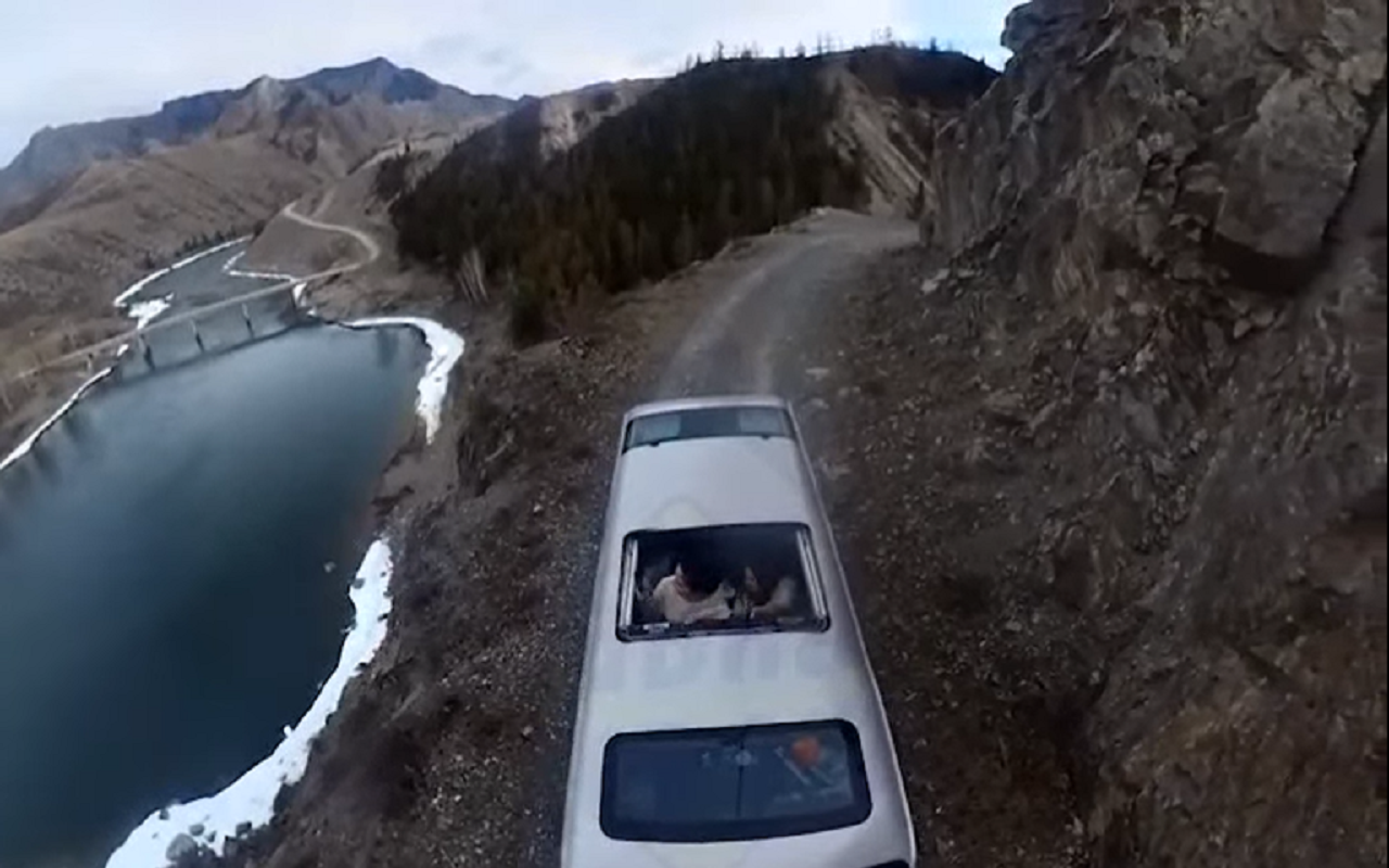 Дух захватывает: путешествуем по очень узкой горной дороге (видео)