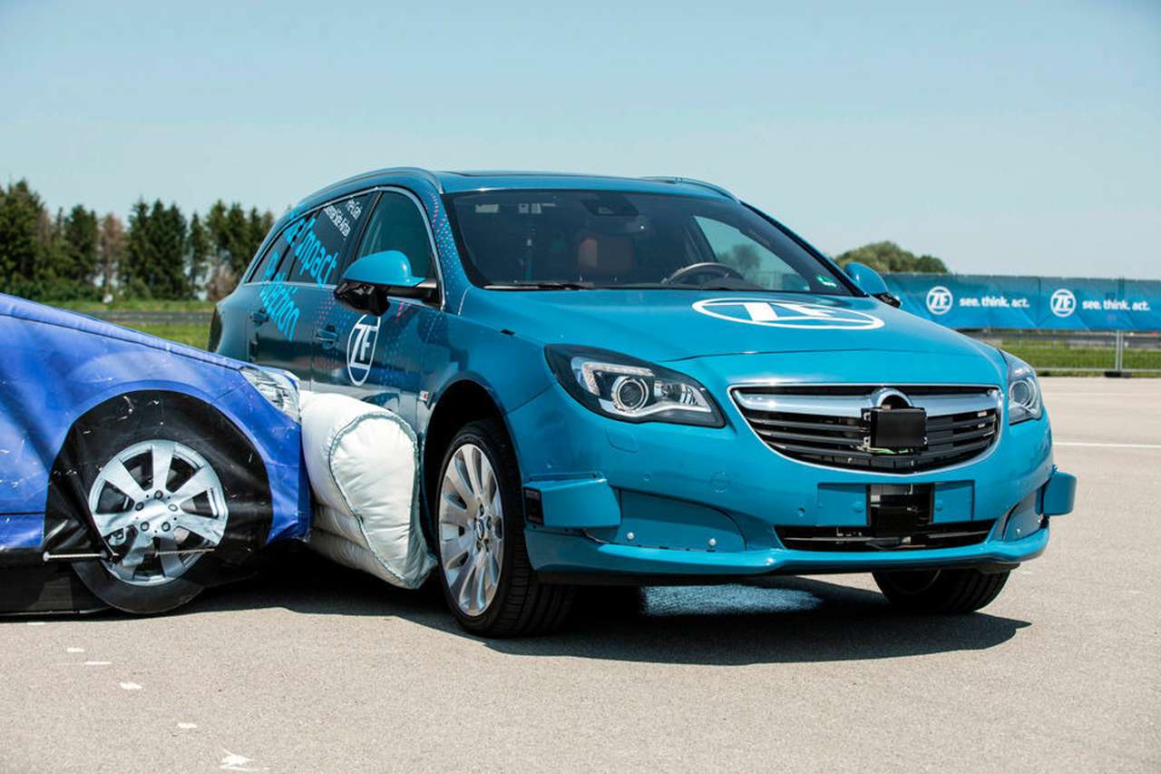 Наружная боковая подушка безопасности – первое видео испытаний!