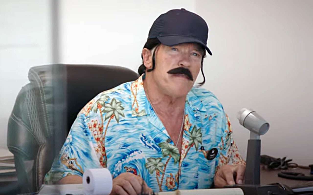 Новая прекрасная роль Шварценеггера: теперь он продает машины!