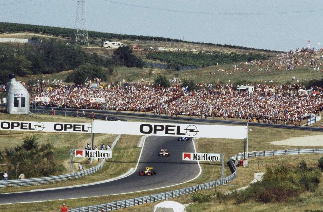 Телетрансляция Формулы-1 на Россию шла с 1992 года (в этом году ожидался 30-летний юбилей) и не прерывалась ни разу. На фото - Гран-при Венгрии, 1993 год