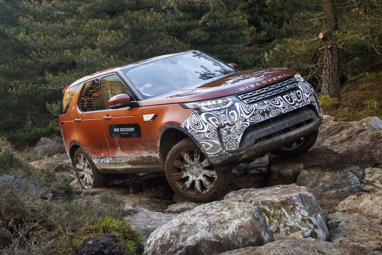 Новый Land Rover Discovery. Частично в камуфляже, потому что едущим по дороге его пока быть не должно.