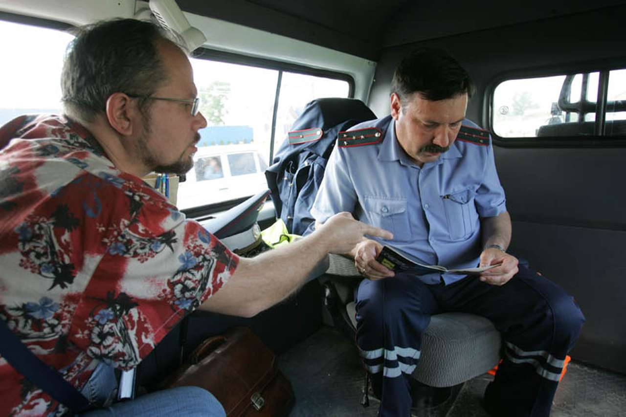 Вместе с Алексеем Болдиным  намечаем план операции по поимке «нелегальных» мусорщиков.