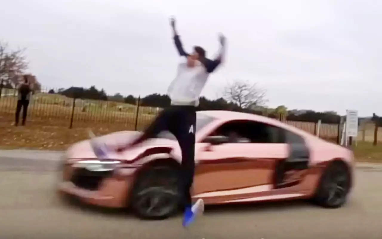 Не показывайте это детям! Сальто над мчащимся Audi R8