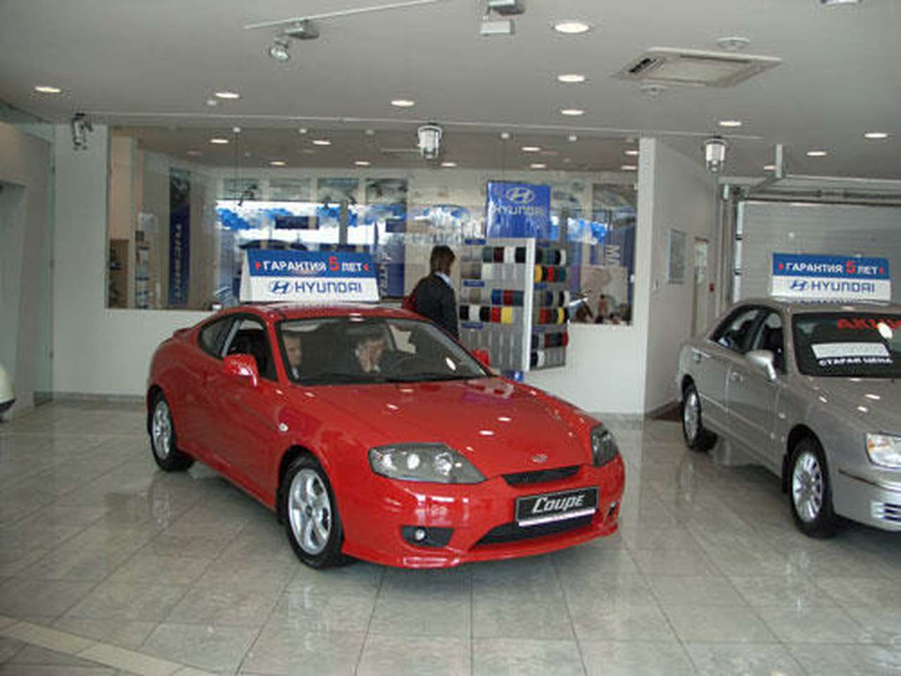 Распахнул двери новый салон Hyundai