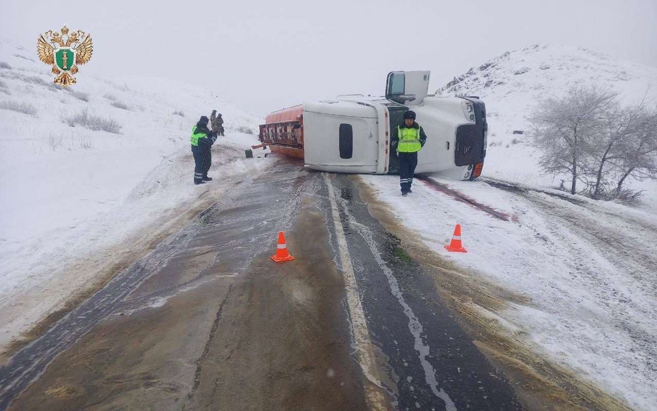 Топливо вылилось на землю: подробности ДТП с бензовозом в Бурятии