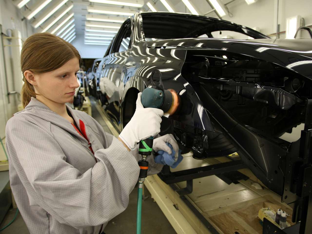 Выпуск автомобилей в Петербурге падает 4-й месяц подряд