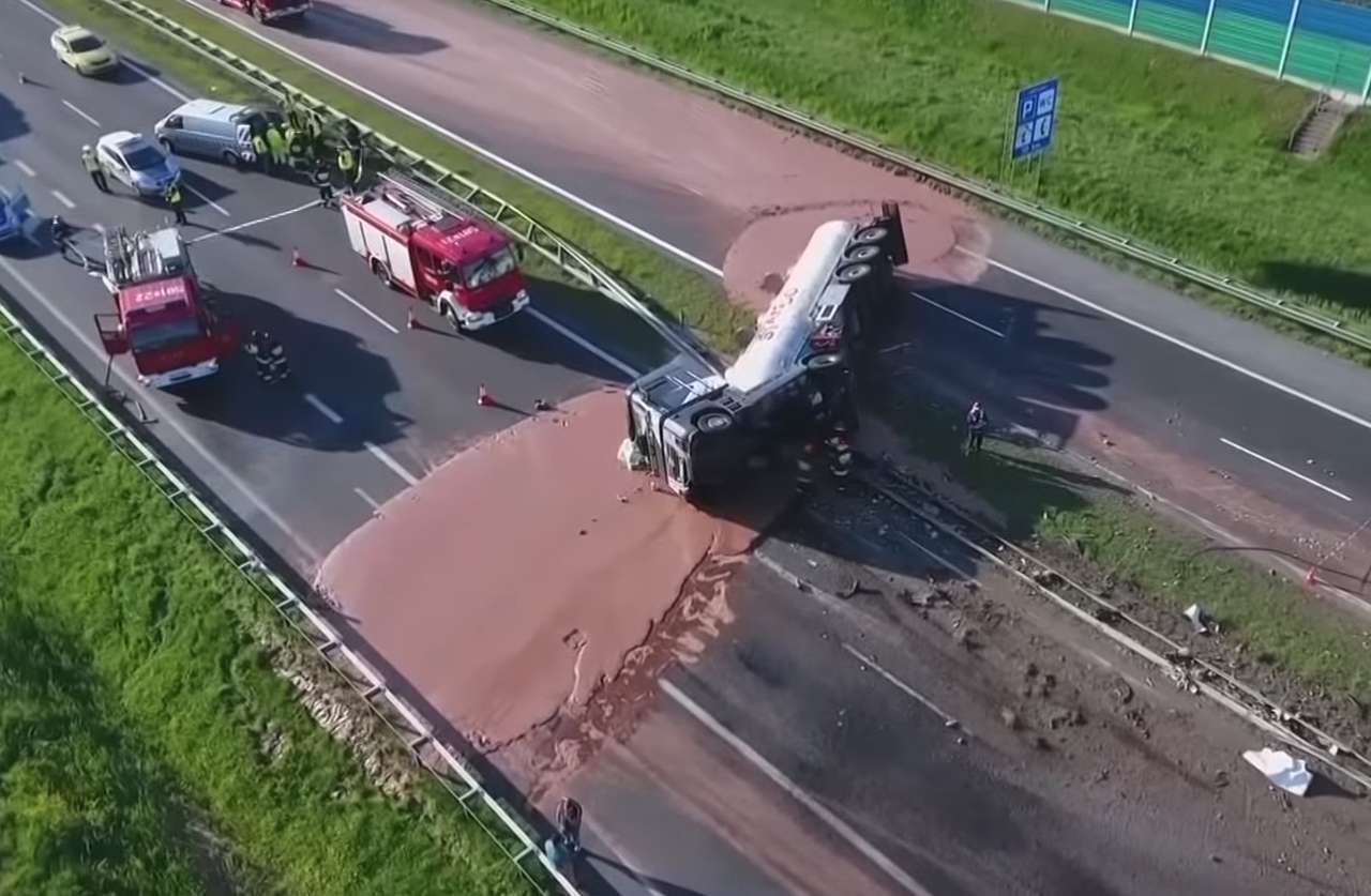 Цистерна с шоколадом опрокинулась и парализовала движение на автостраде